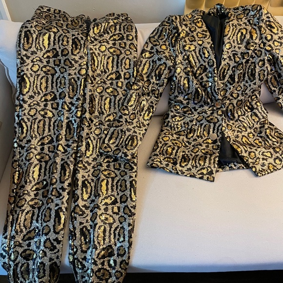 Pants - Like new Gold and black Sequin pant suit